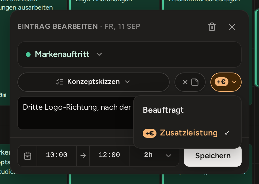 Ein als „Zusatzleistung“ markierter Eintrag: Der Chip am Ende der Zeile zeigt ein Plus mit Währungszeichen, und sein geöffnetes Menü führt „Beauftragt“ und „Zusatzleistung“.